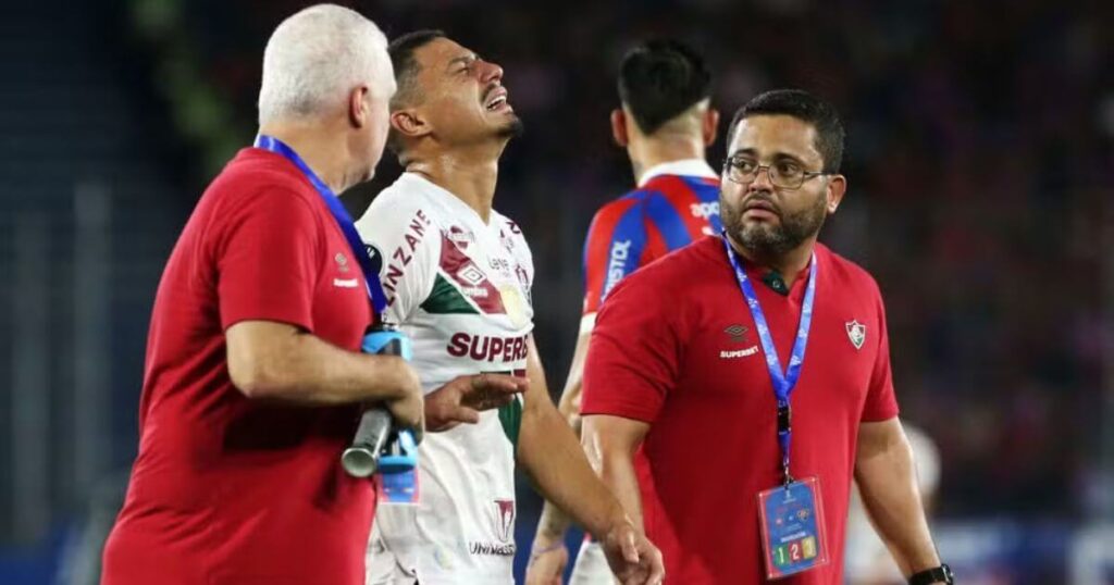 André se machuca e deixa jogo de muletas