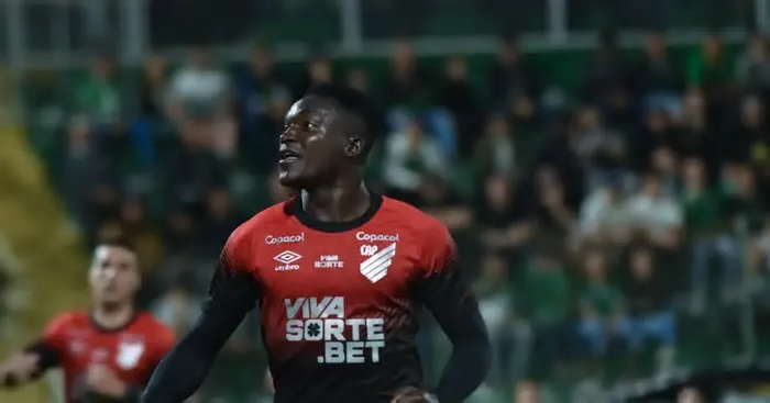 Chapecoense x Athletico-PR teve 3 viradas e gol decisivo de Viveros. Veja o resultado, estatísticas e onde assistir os próximos jogos da Série B.