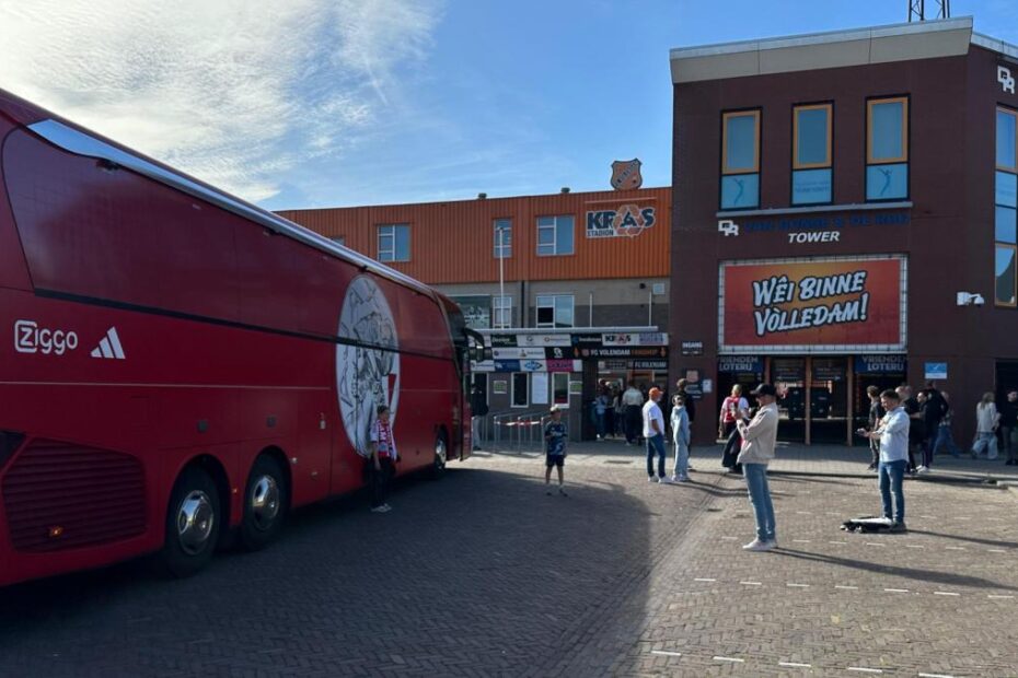 "Ajax e FC Groningen se enfrentam em Volendam pelas semifinais dos playoffs, buscando a vitória decisiva."