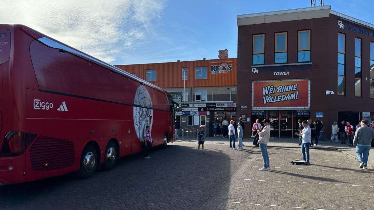 "Ajax e FC Groningen se enfrentam em Volendam pelas semifinais dos playoffs, buscando a vitória decisiva."