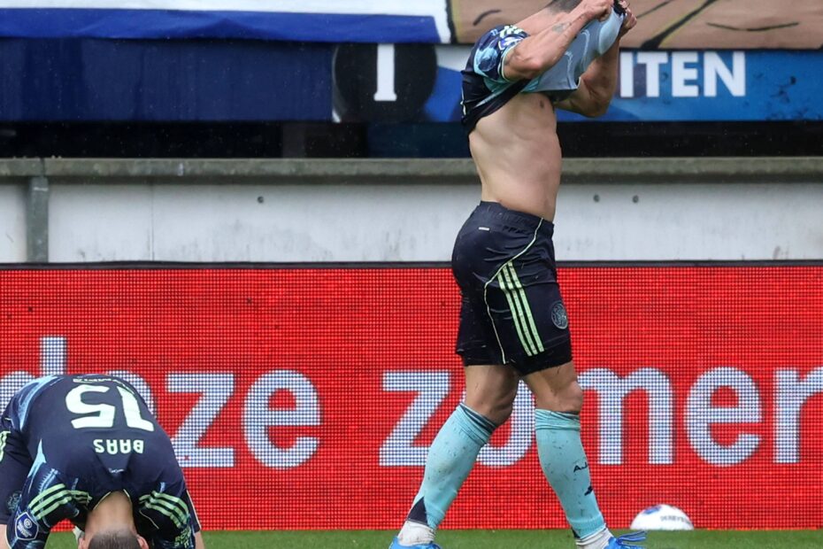 "Ajax e FC Groningen se enfrentam sem torcedores visitantes, gerando polêmica na KNVB e críticas ao futebol holandês."