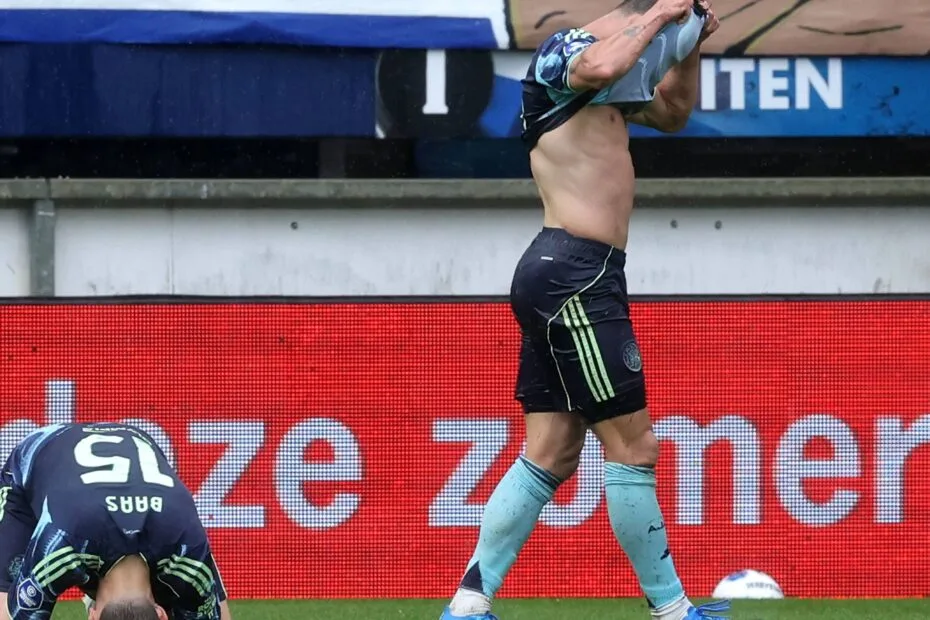 "Ajax e FC Groningen se enfrentam sem torcedores visitantes, gerando polêmica na KNVB e críticas ao futebol holandês."