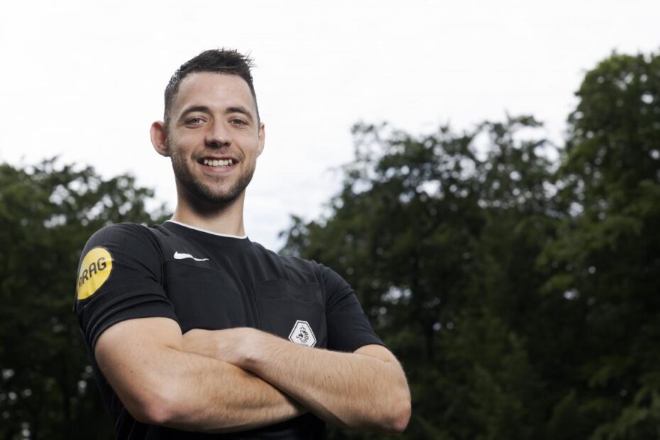 "Arbitragens de Marc Nagtegaal na semifinal Ajax x FC Groningen, com assistentes Koopman e Westhof, em Volendam."