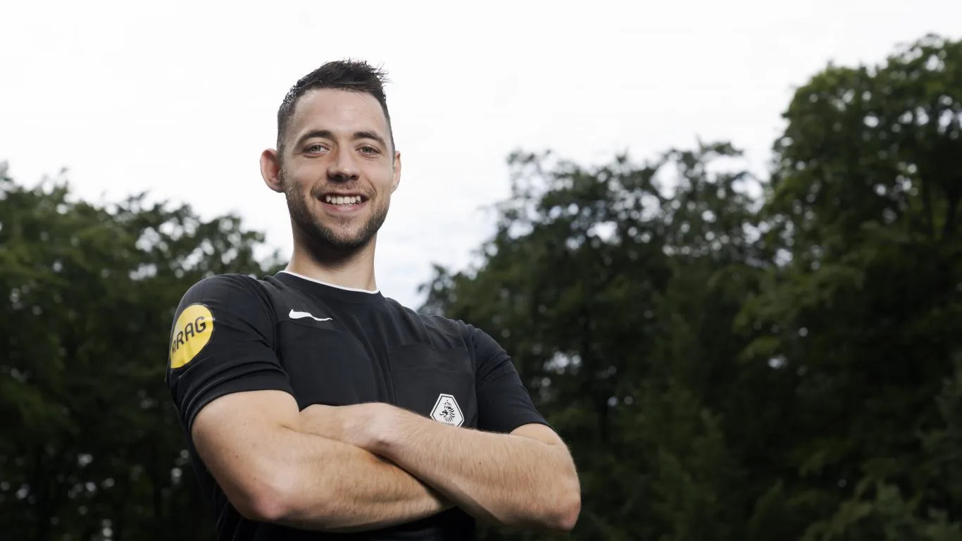 "Arbitragens de Marc Nagtegaal na semifinal Ajax x FC Groningen, com assistentes Koopman e Westhof, em Volendam."
