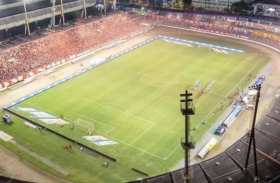 "CRB e Fortaleza em campo no Estádio Rei Pelé, Maceió, pela Copa do Brasil, jogo decisivo para classificação."