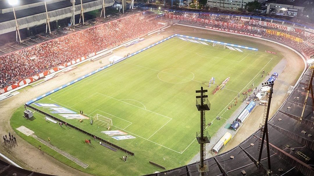 "CRB e Fortaleza em campo no Estádio Rei Pelé, Maceió, pela Copa do Brasil, jogo decisivo para classificação."