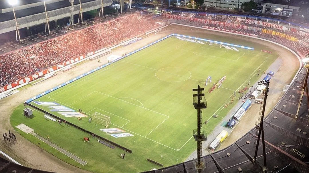 "CRB e Fortaleza em campo no Estádio Rei Pelé, Maceió, pela Copa do Brasil, jogo decisivo para classificação."