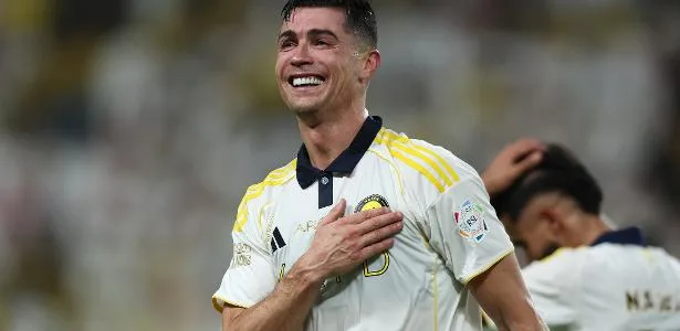 Cristiano Ronaldo emocionado após marcar dois gols e conquistar seu 36º título com o Al-Nassr no Campeonato Saudita.