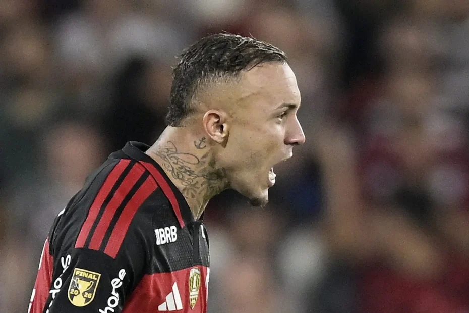 Imagem de Kaiki Bruno em ação pelo Cruzeiro, com a logo do Flamengo ao fundo, simbolizando a negociação com Cebolinha.