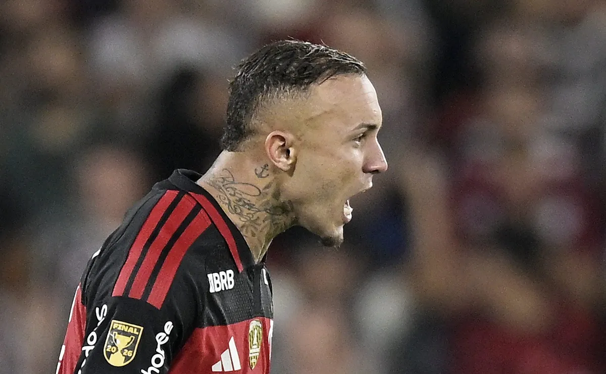 Imagem de Kaiki Bruno em ação pelo Cruzeiro, com a logo do Flamengo ao fundo, simbolizando a negociação com Cebolinha.