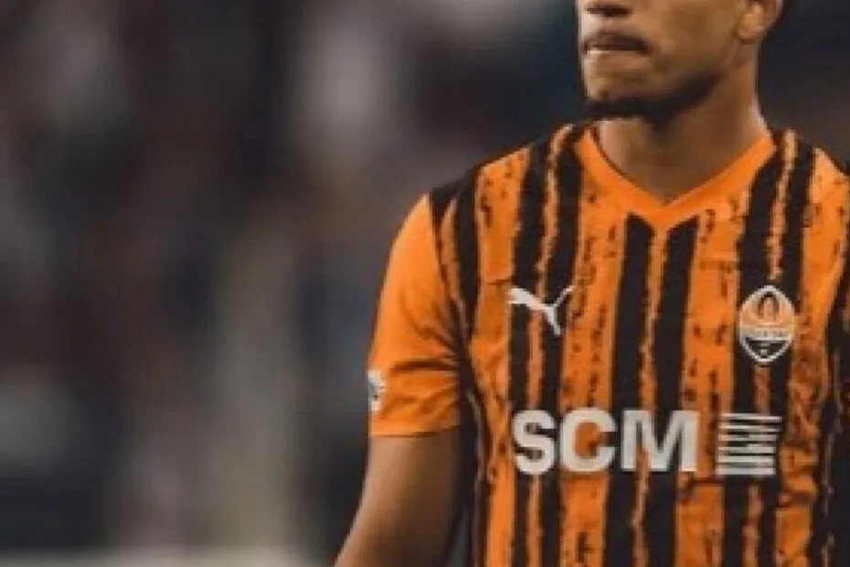 Imagem de Kauã Elias em ação pelo Shakhtar Donetsk, destaque na busca do Flamengo por reforços para o ataque.