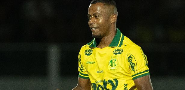 "Mirassol celebra gol contra o Corinthians; saiba onde assistir ao jogo Mirassol x RB Bragantino na Copa do Brasil."