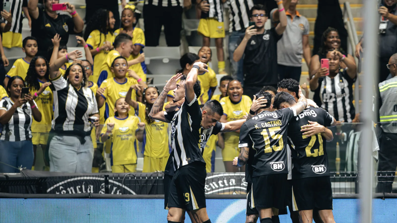Jogadores do Atlético-MG comemoram gol diante da torcida na vitória por 3 a 0 sobre o Montevideo City Torque na Arena MRV