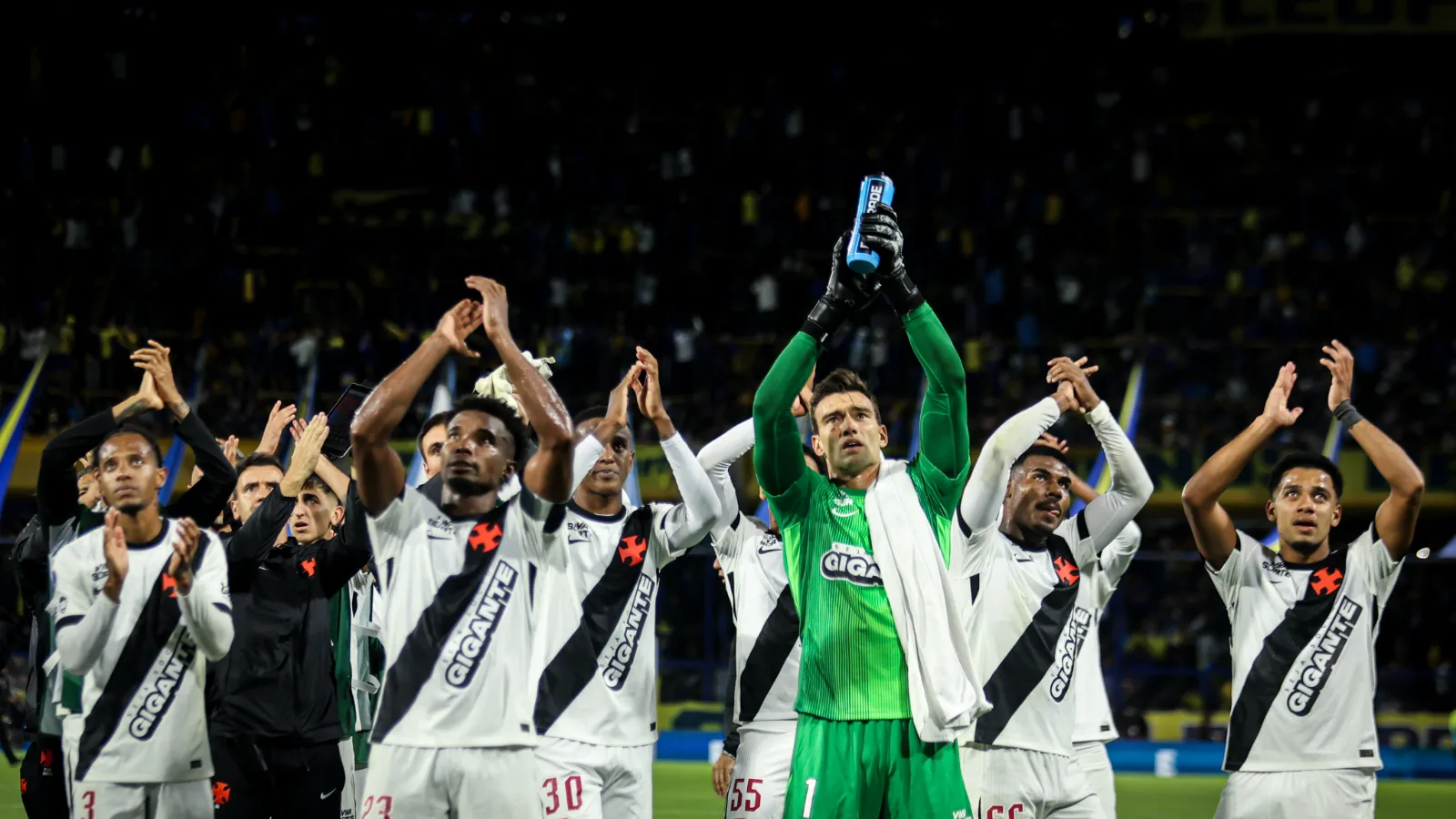 Jogadores do Vasco aplaudem a torcida após vencer o Boca Juniors na Bombonera, na ida da semifinal da Sul-Americana