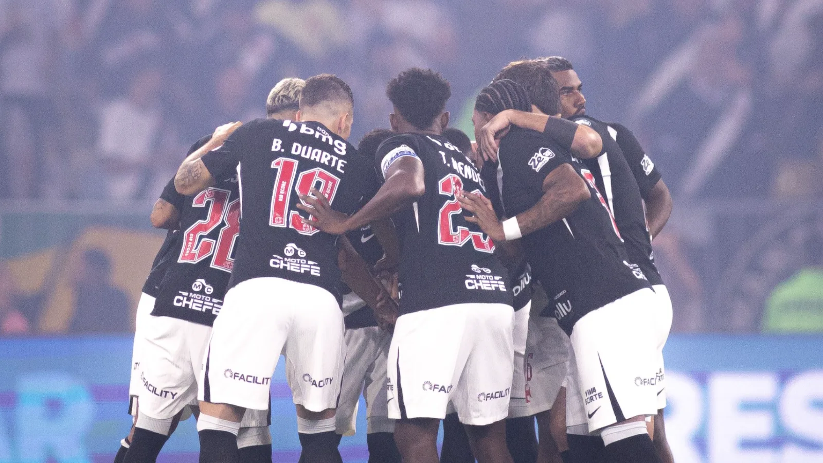 Jogadores do Vasco reunidos em campo no Maracanã durante o jogo de volta contra o Boca Juniors