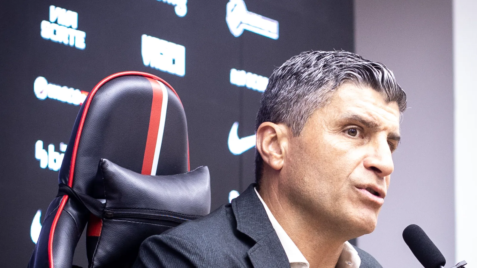 Pedro Emanuel, técnico do Vasco, durante entrevista coletiva