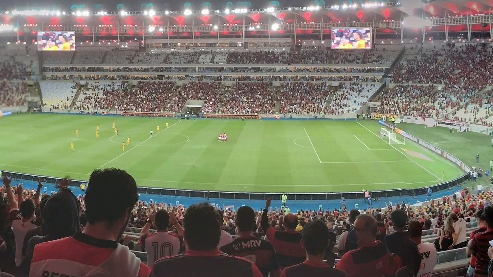 Maracanã com torcida do Flamengo em jogo contra o Barcelona de Guayaquil pela Libertadores de 2021